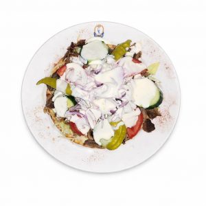 gyros pita teller mit gemischtem salat und knoblauchsauce